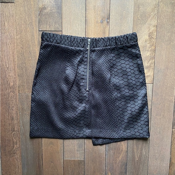 Topshop Snake Print Faux Wrap Mini Skirt. Size 6. Black Colour. - Picture 9 of 9